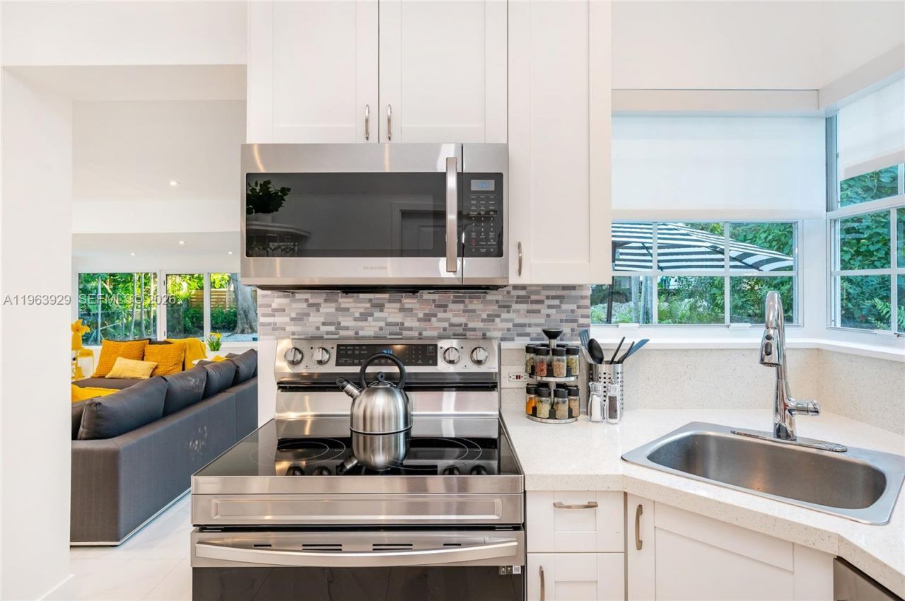 770 NE 77th St, Miami, FL 33138 Photo