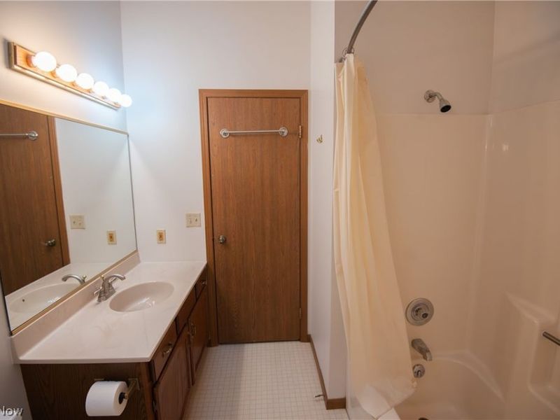 1327 Fox Run Drive, Youngstown, OH 44512 Photo 14