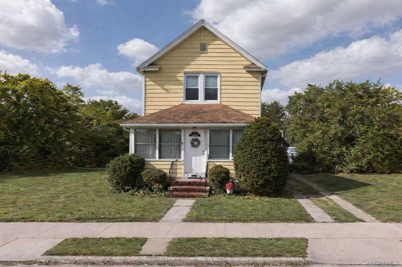 605 N 1st Street, New Hyde Park, NY 11040 Main Photo