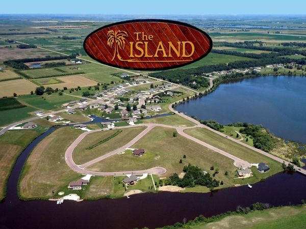 Canal Cir, Mitchell, SD 57301