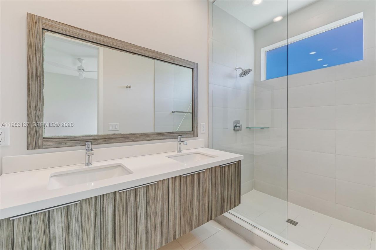 6675 NW 102nd Path, Doral, FL 33178 Photo