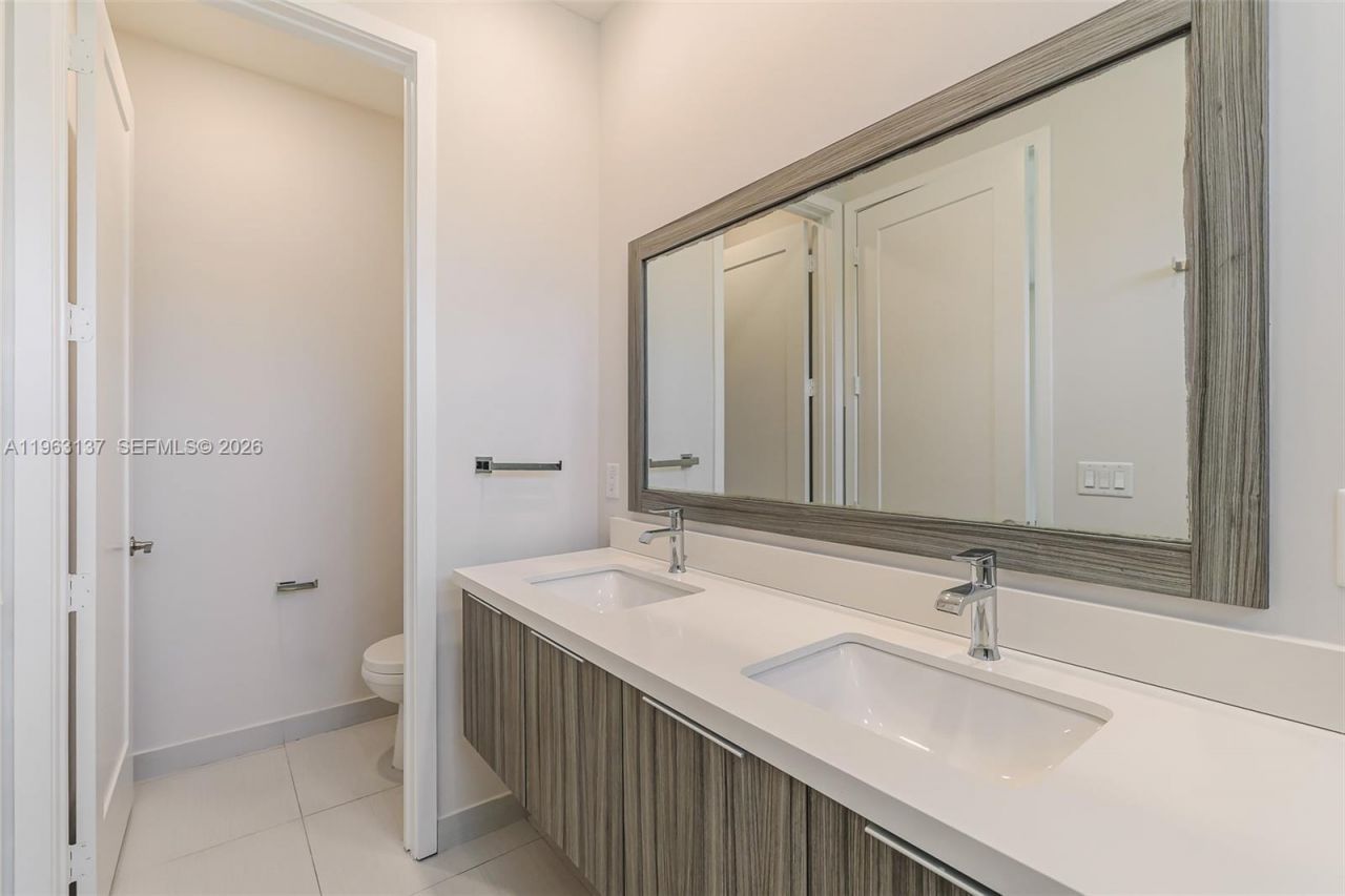 6675 NW 102nd Path, Doral, FL 33178 Photo