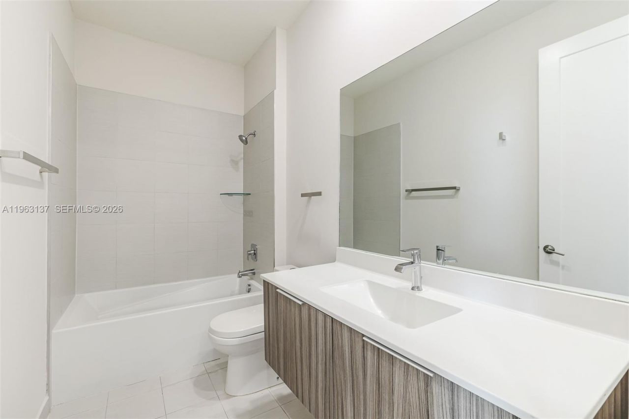 6675 NW 102nd Path, Doral, FL 33178 Photo