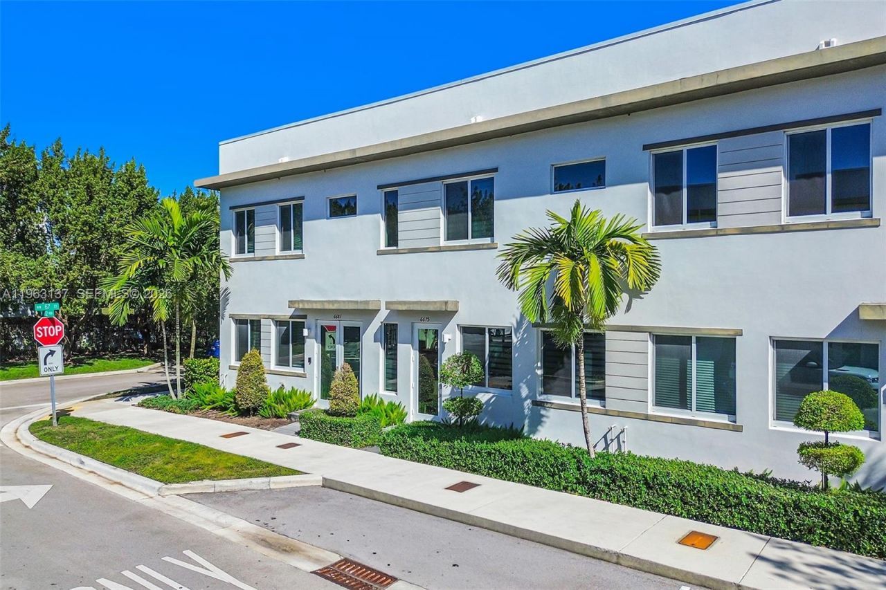 6675 NW 102nd Path, Doral, FL 33178 Photo