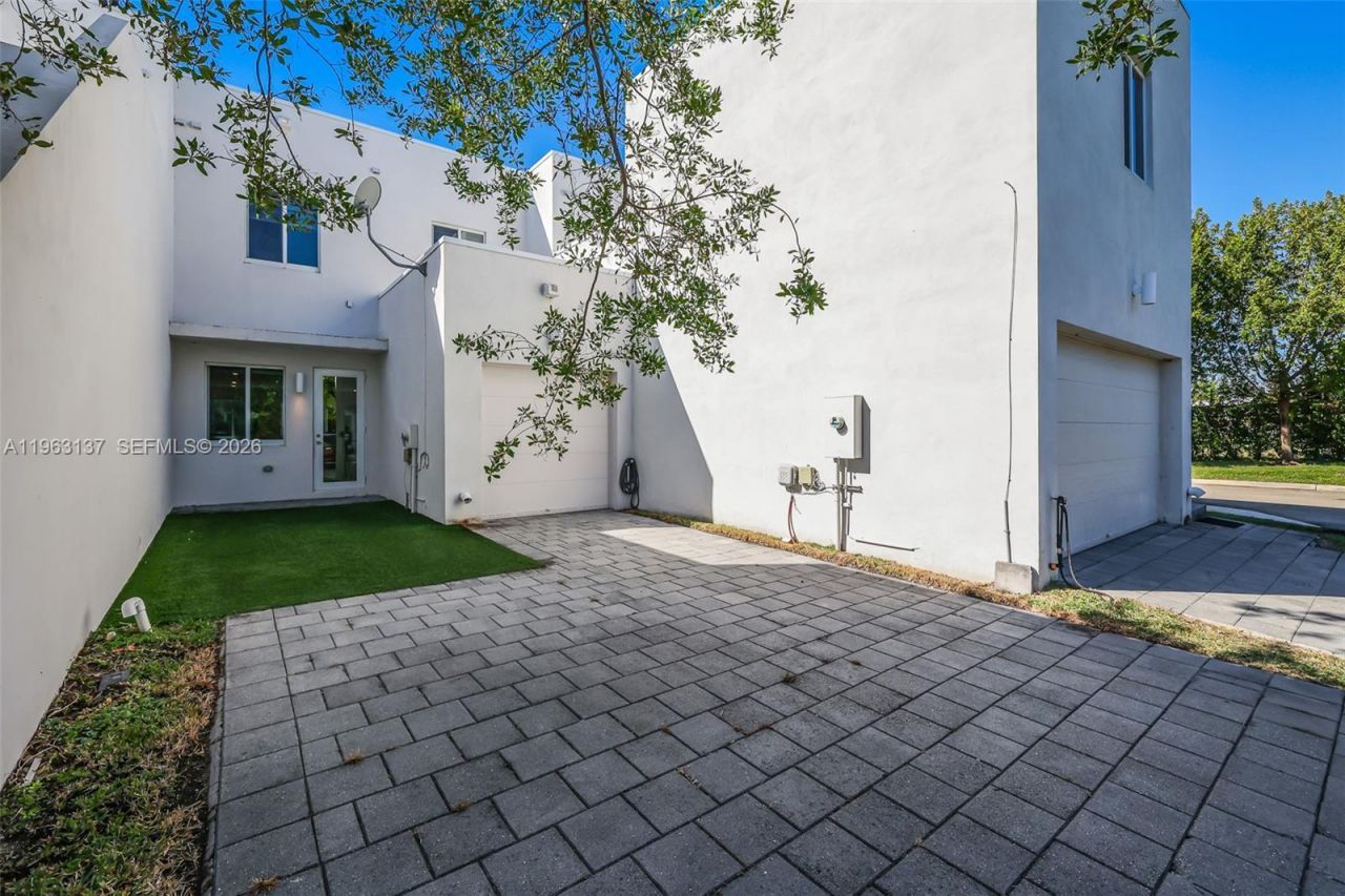 6675 NW 102nd Path, Doral, FL 33178 Photo