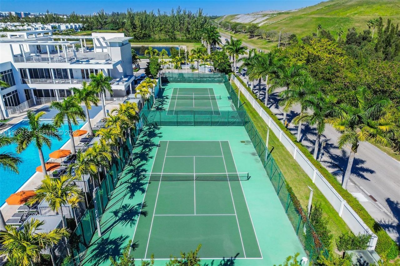 6675 NW 102nd Path, Doral, FL 33178 Photo