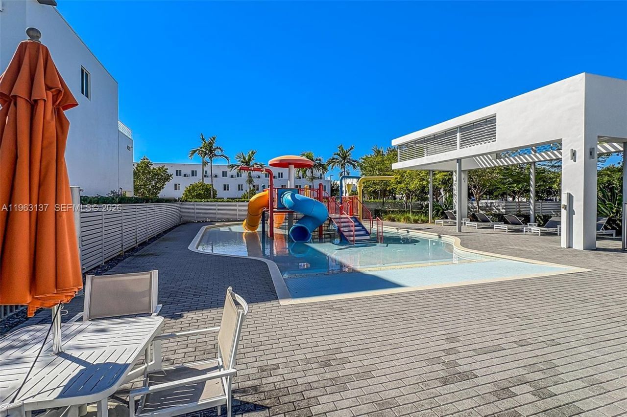 6675 NW 102nd Path, Doral, FL 33178 Photo