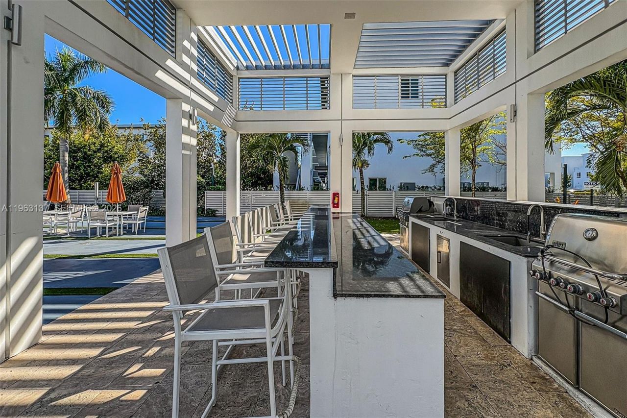 6675 NW 102nd Path, Doral, FL 33178 Photo