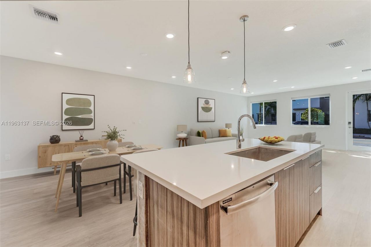 6675 NW 102nd Path, Doral, FL 33178 Photo