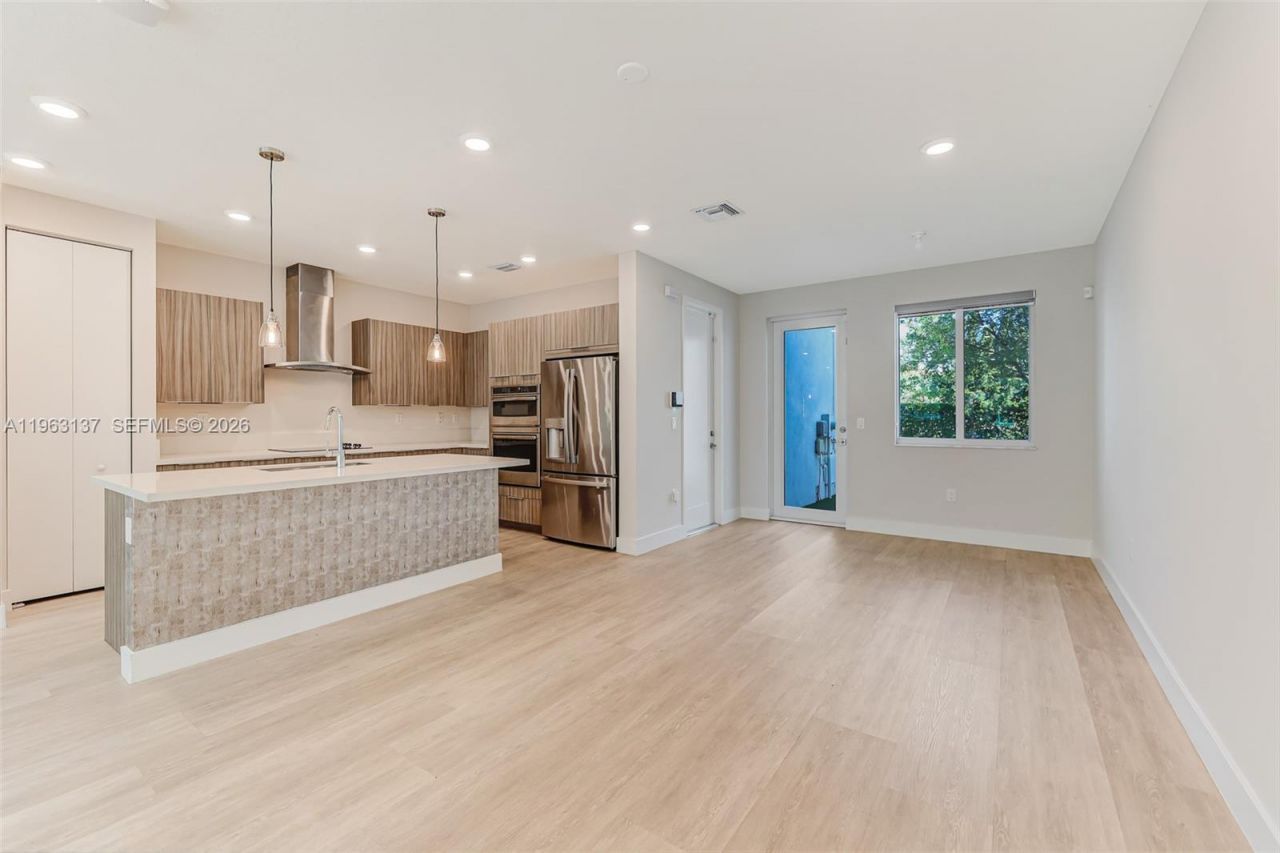 6675 NW 102nd Path, Doral, FL 33178 Photo