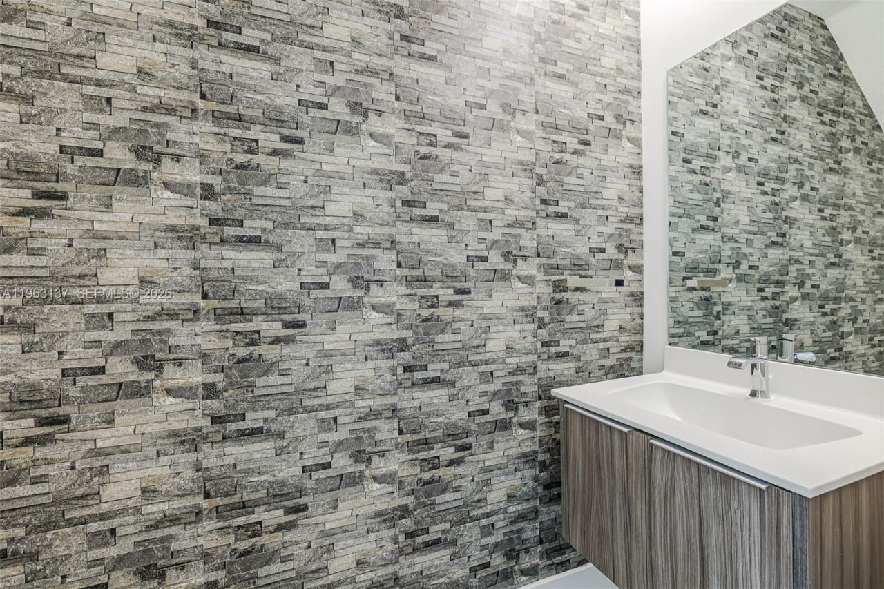 6675 NW 102nd Path, Doral, FL 33178 Photo