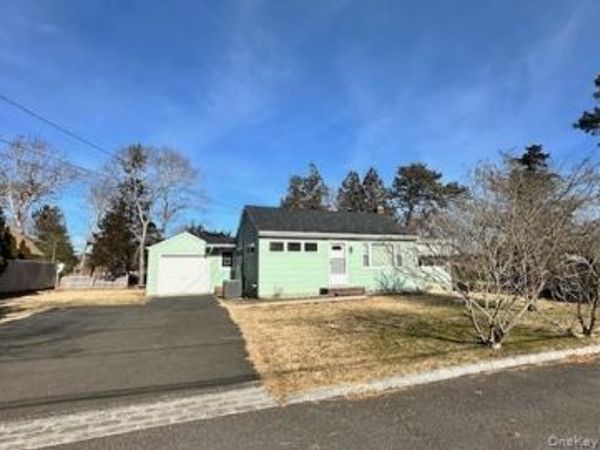 5 Pine Street , Hampton Bays, NY 11946