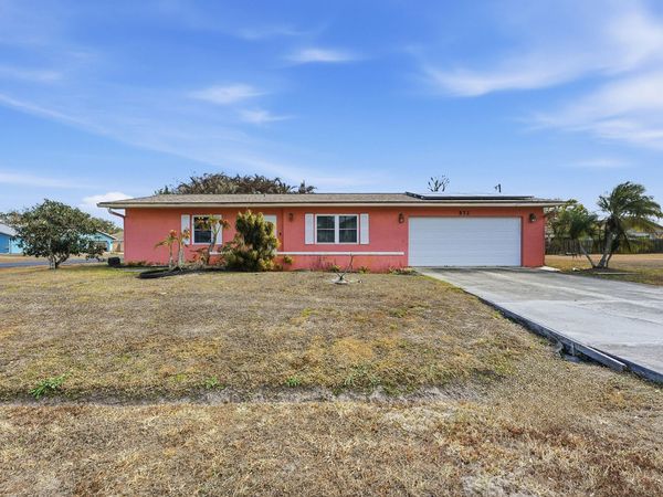 572 SE Fallon Drive, Port St. Lucie, FL 34983