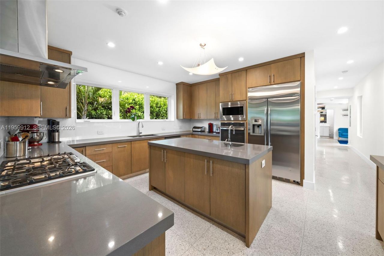 4595 N Jefferson Ave, Miami Beach, FL 33140 Photo