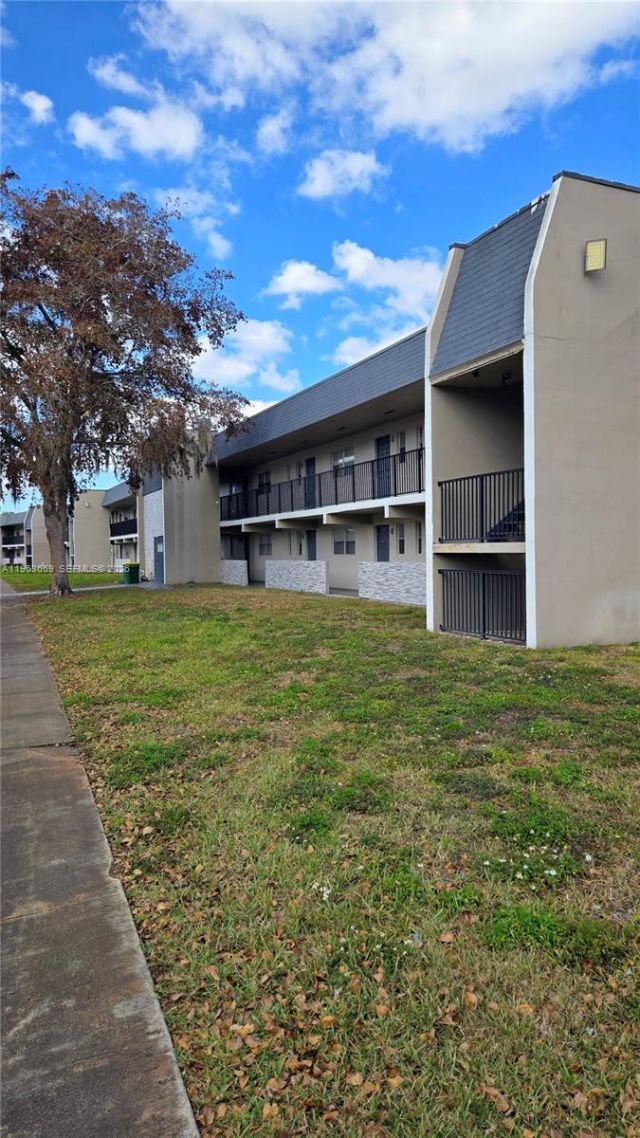 7925 Fairview Dr, Unit 206, Tamarac, FL 33321 Photo