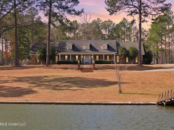 269 W Lake Road, Hattiesburg, MS 39402