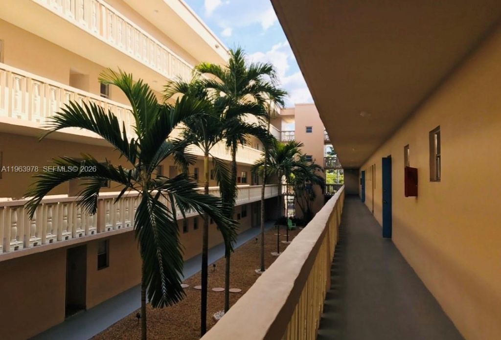 410 SE 2nd St, Unit 210, Hallandale Beach, FL 33009 Photo