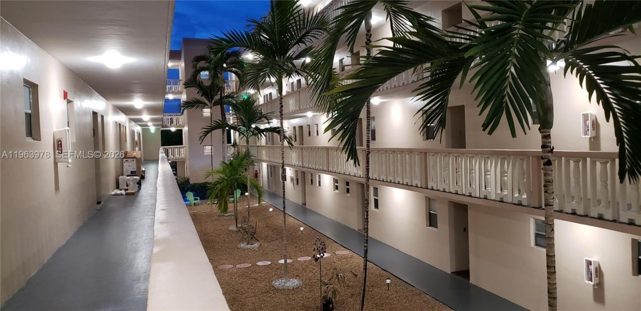 410 SE 2nd St, Unit 210, Hallandale Beach, FL 33009 Photo