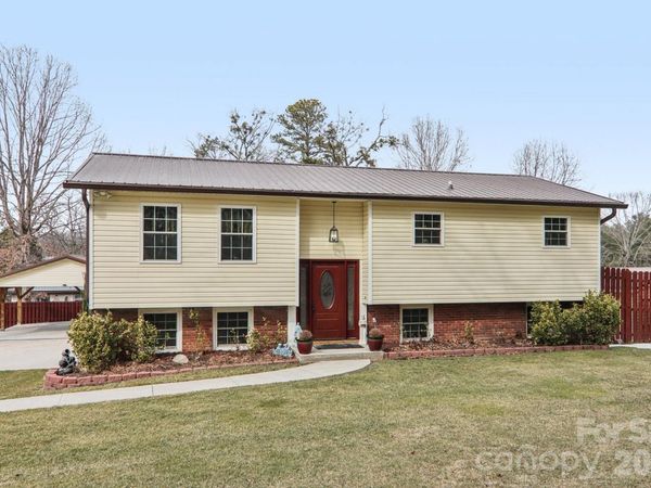 5 Granite Drive, Hendersonville, NC 28792