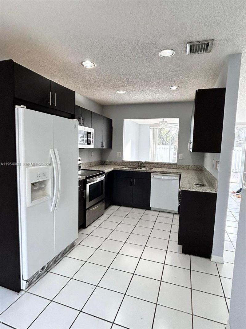 9900 NW 43rd Ter , Doral, FL 33178 Photo