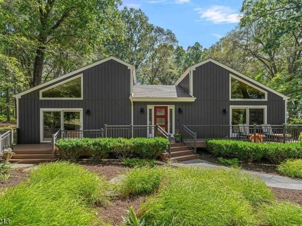 1 Fawn Ridge Rd, Clinton, NJ 08833