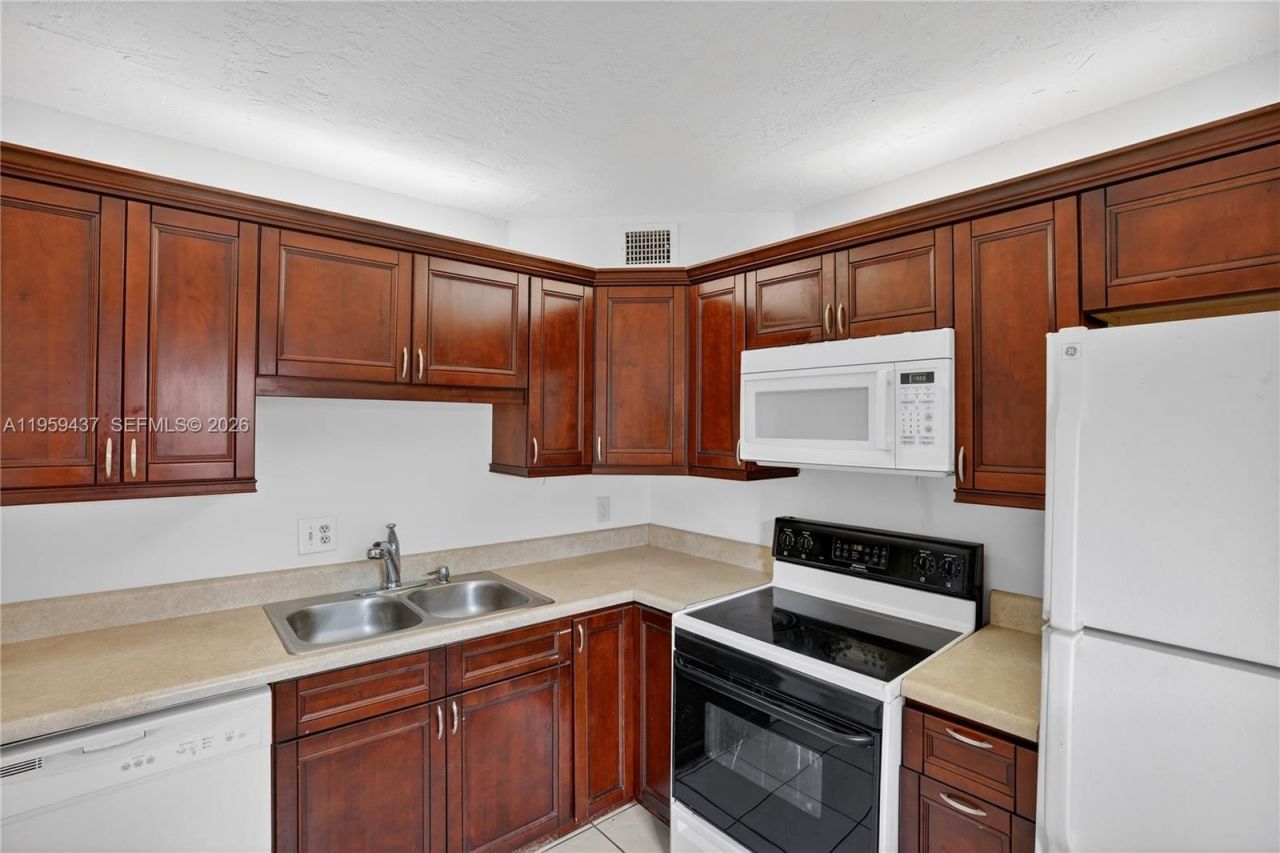 2821 Somerset Dr, Unit 317, Lauderdale Lakes, FL 33311 Photo