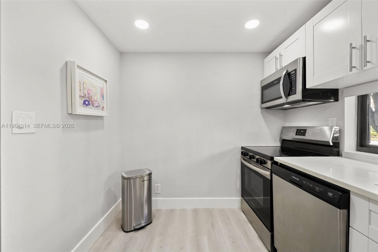 17011 N Bay Rd, Unit 101, Sunny Isles Beach, FL 33160 Photo