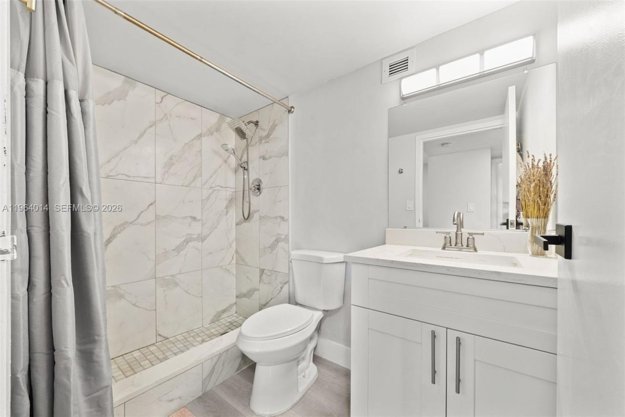 17011 N Bay Rd, Unit 101, Sunny Isles Beach, FL 33160 Photo