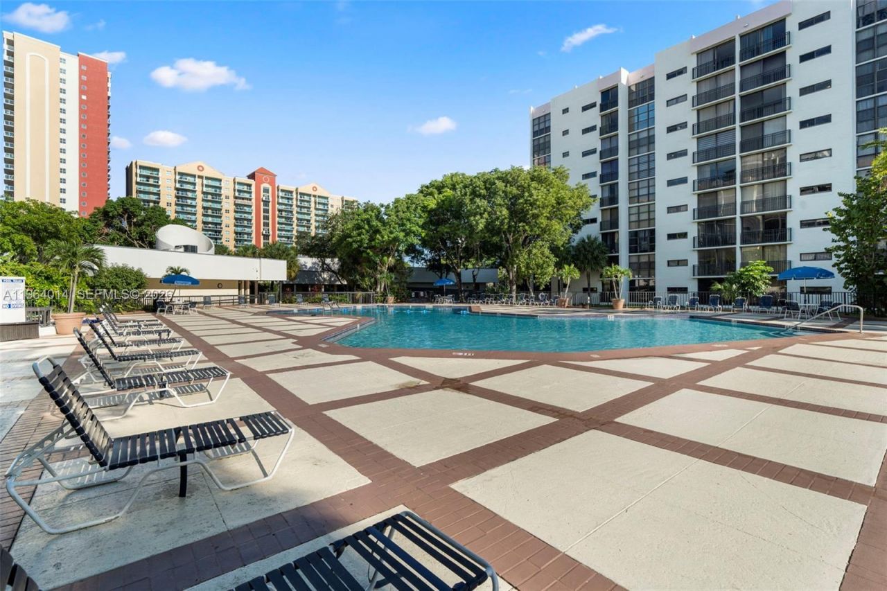 17011 N Bay Rd, Unit 101, Sunny Isles Beach, FL 33160 Photo