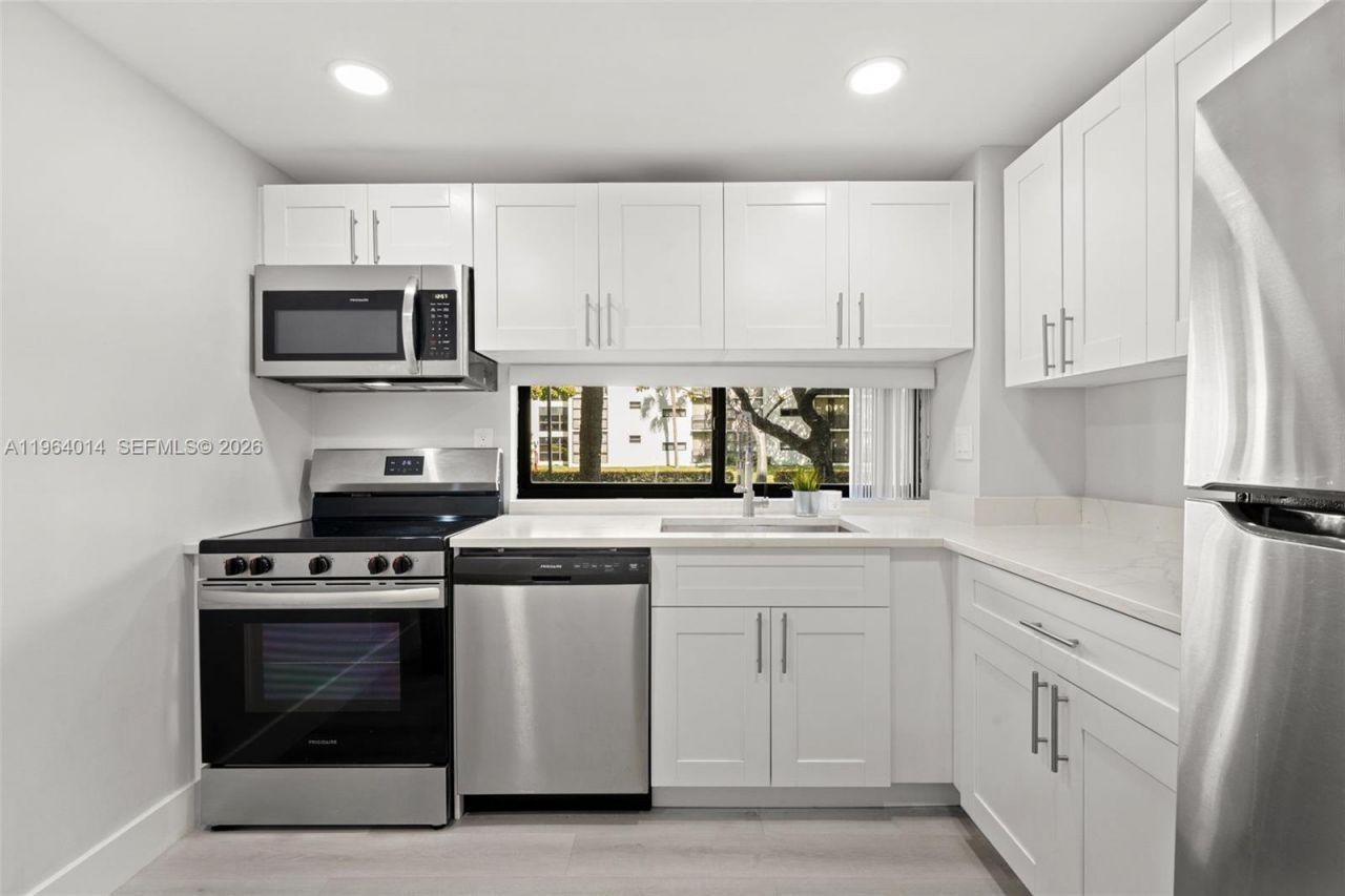 17011 N Bay Rd, Unit 101, Sunny Isles Beach, FL 33160 Photo