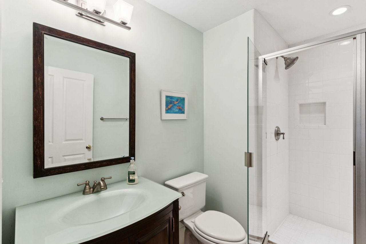 55 Eastlake Road Photo 32