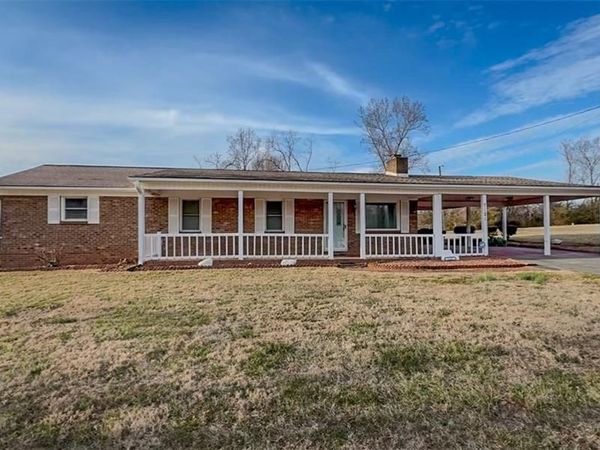 7121 Ridge Road , Tobaccoville, NC 27050