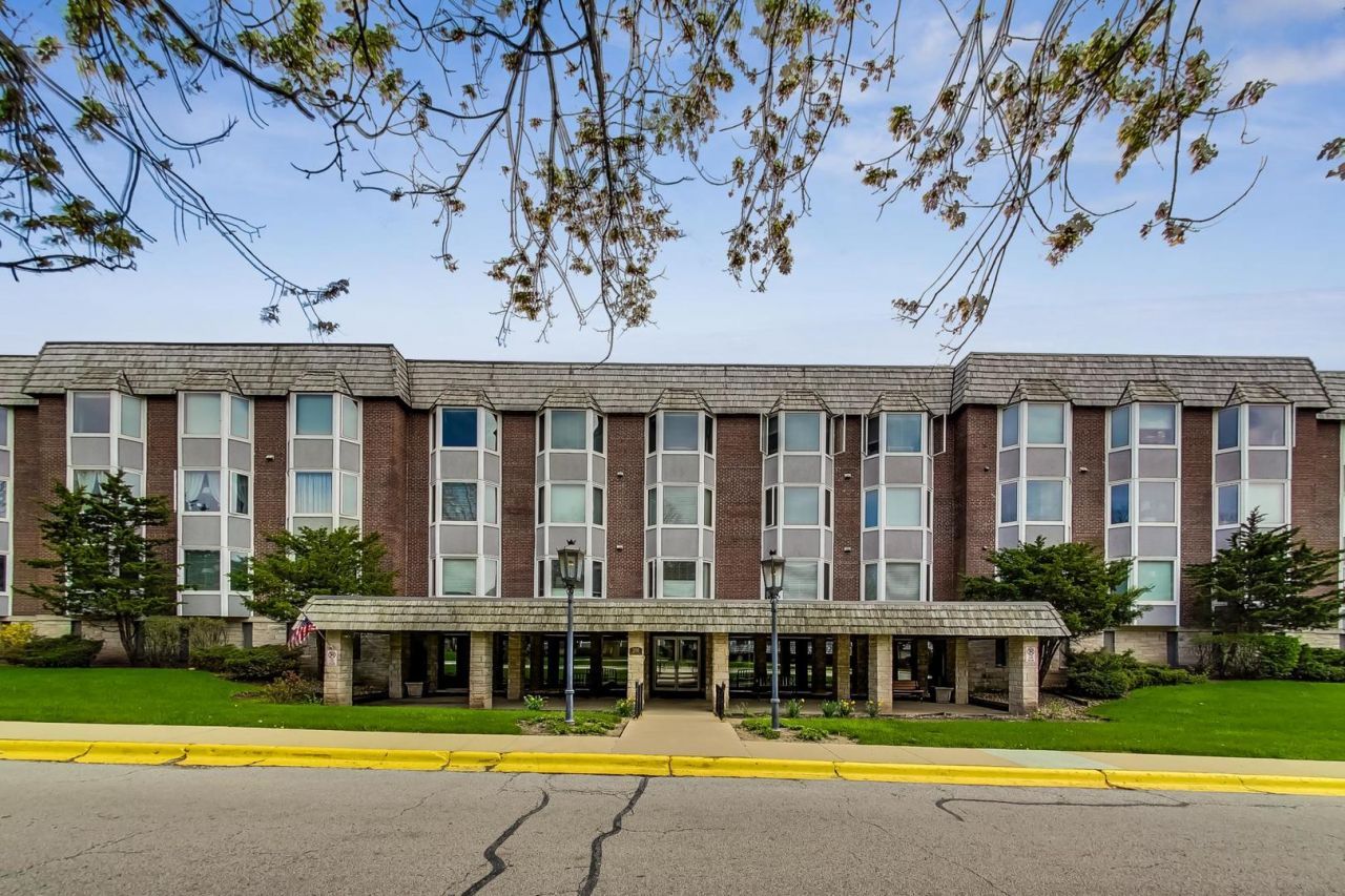 201 Thames Parkway, Unit 2K, Park Ridge, IL 60068 Main Photo