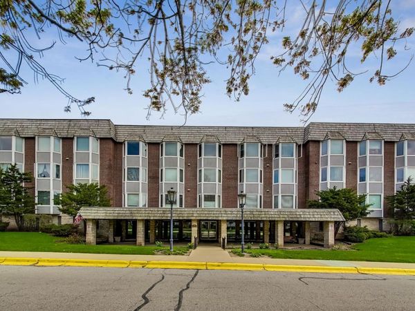 201 Thames Parkway, Unit 2K, Park Ridge, IL 60068