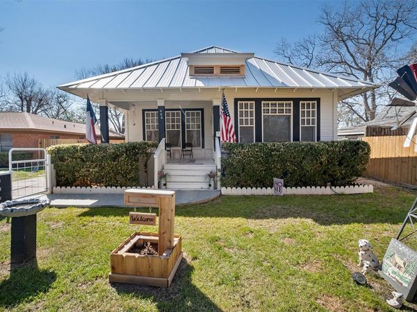 406 E Gonzales ST, Yoakum, TX 77995