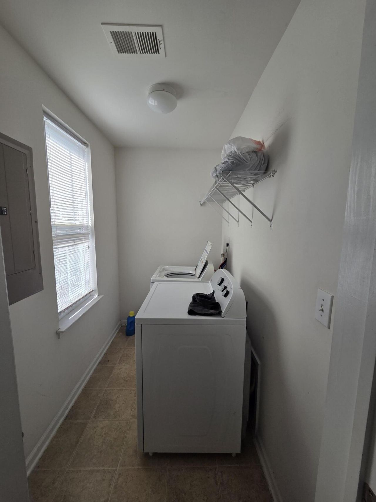 186 Avonshire Drive Photo 12