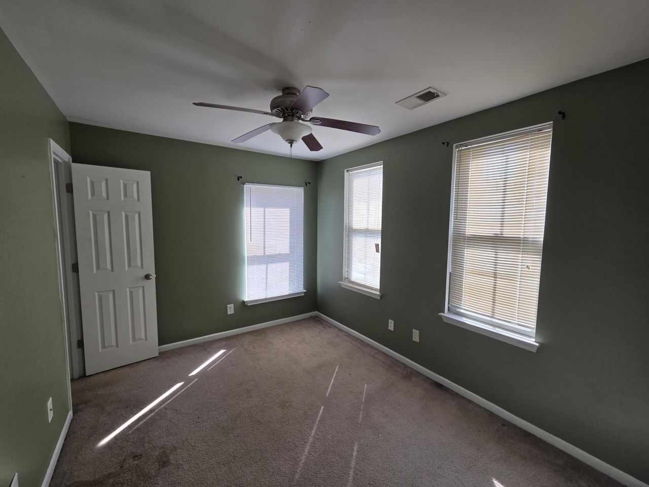 186 Avonshire Drive Photo 13