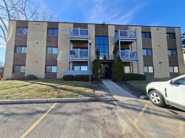664 Pinecrest Drive, Unit 302, Prospect Heights, IL 60070
