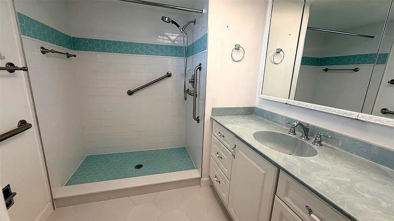 5130 Brittany Drive S, Unit 807, Saint Petersburg, FL 33715 Photo