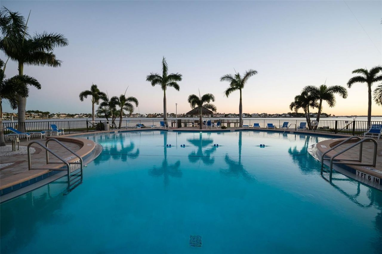 5130 Brittany Drive S, Unit 807, Saint Petersburg, FL 33715 Photo