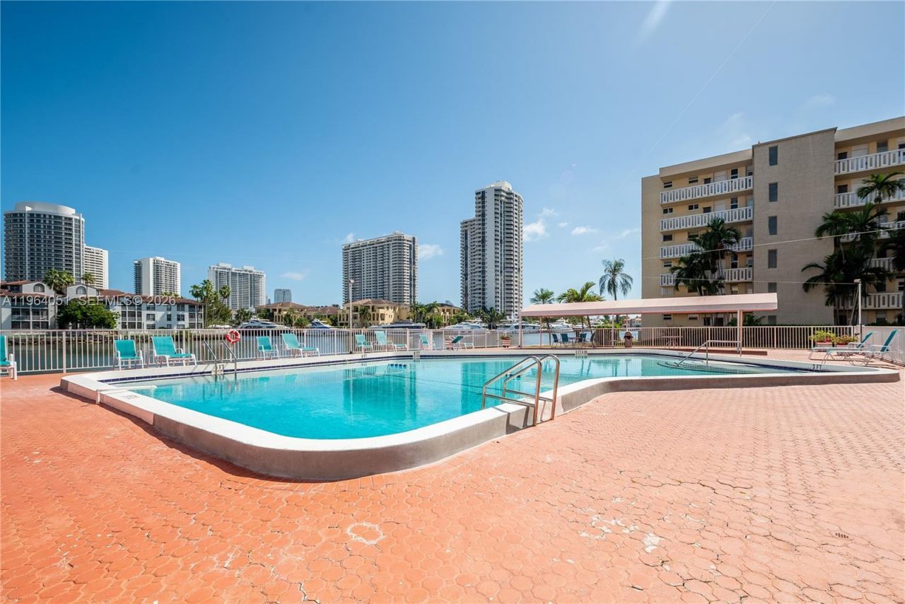 2980 Point East Dr, Unit D508, Aventura, FL 33160 Photo