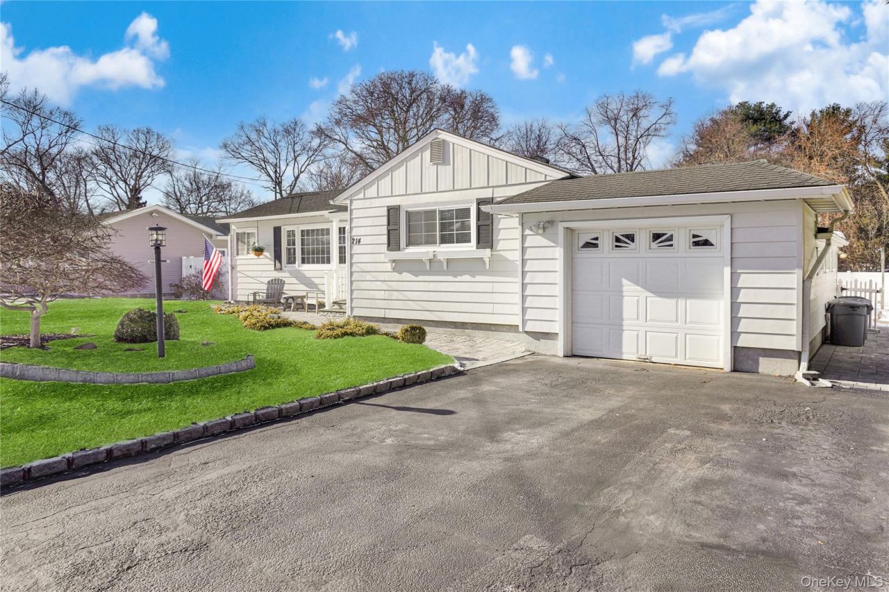 214 Avenue A, Ronkonkoma, NY 11779 Main Photo