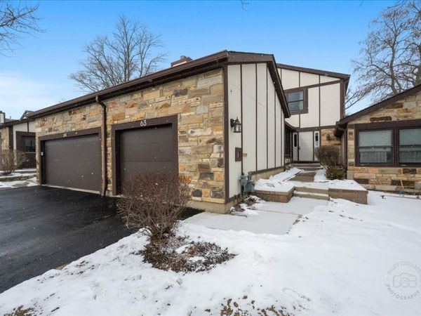 63 White Oak Circle, Unit 63, St. Charles, IL 60174