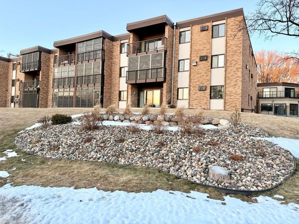 2700 Oxford Street N, Unit 104, Roseville, MN 55113
