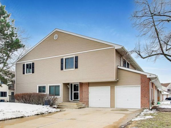 1096 PINE TREE Circle N, Buffalo Grove, IL 60089