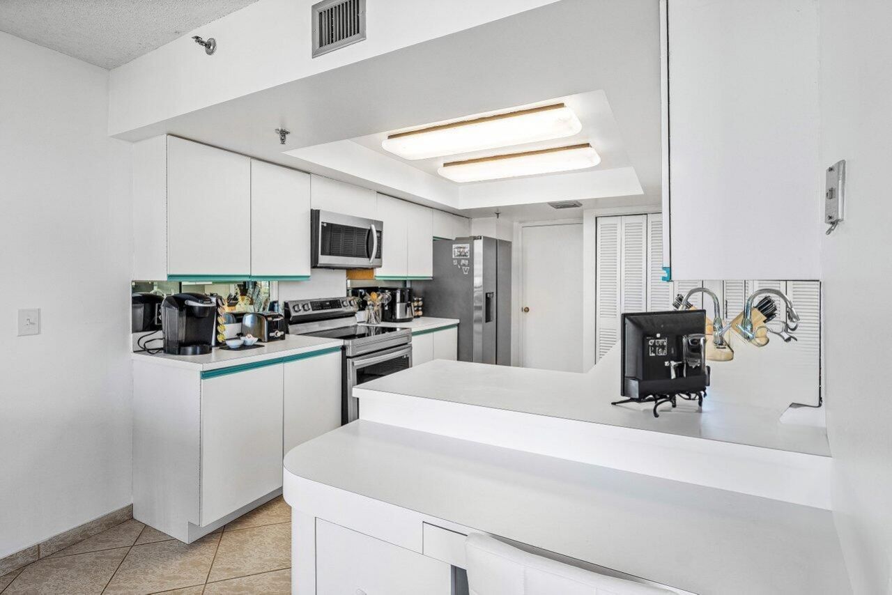 2427 Presidential Way, Unit 701, West Palm Beach, FL 33401 Photo