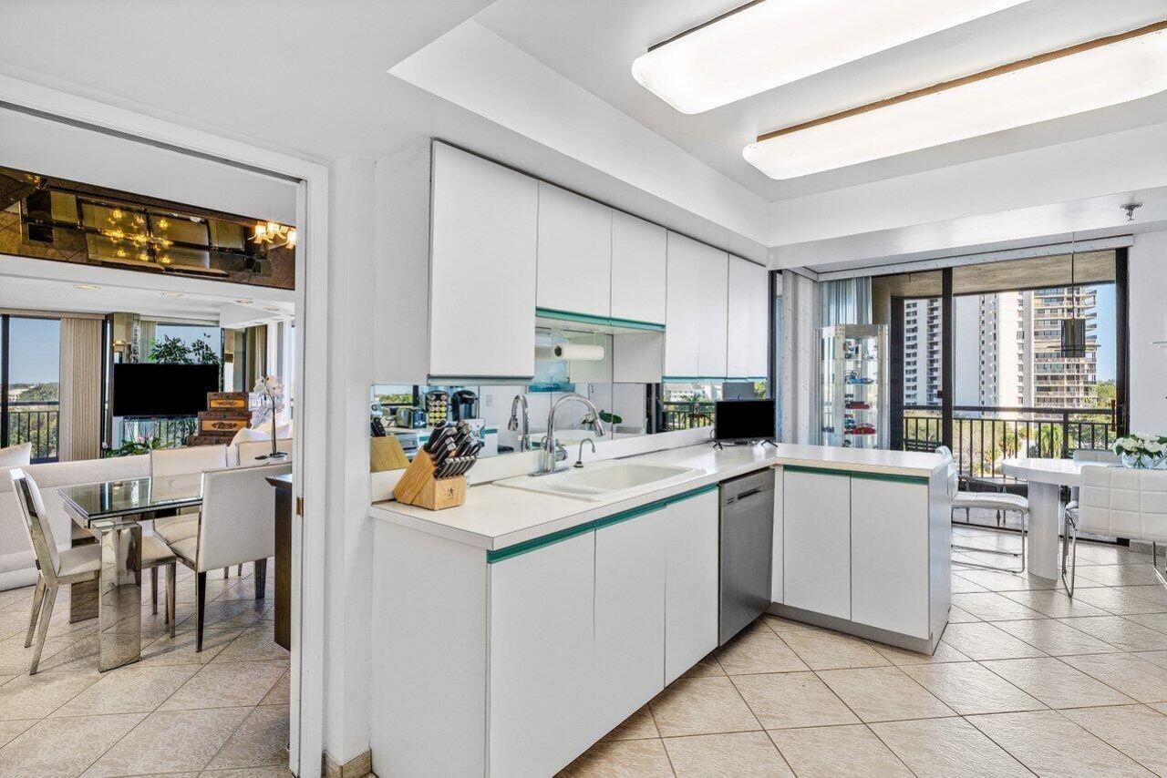 2427 Presidential Way, Unit 701, West Palm Beach, FL 33401 Photo