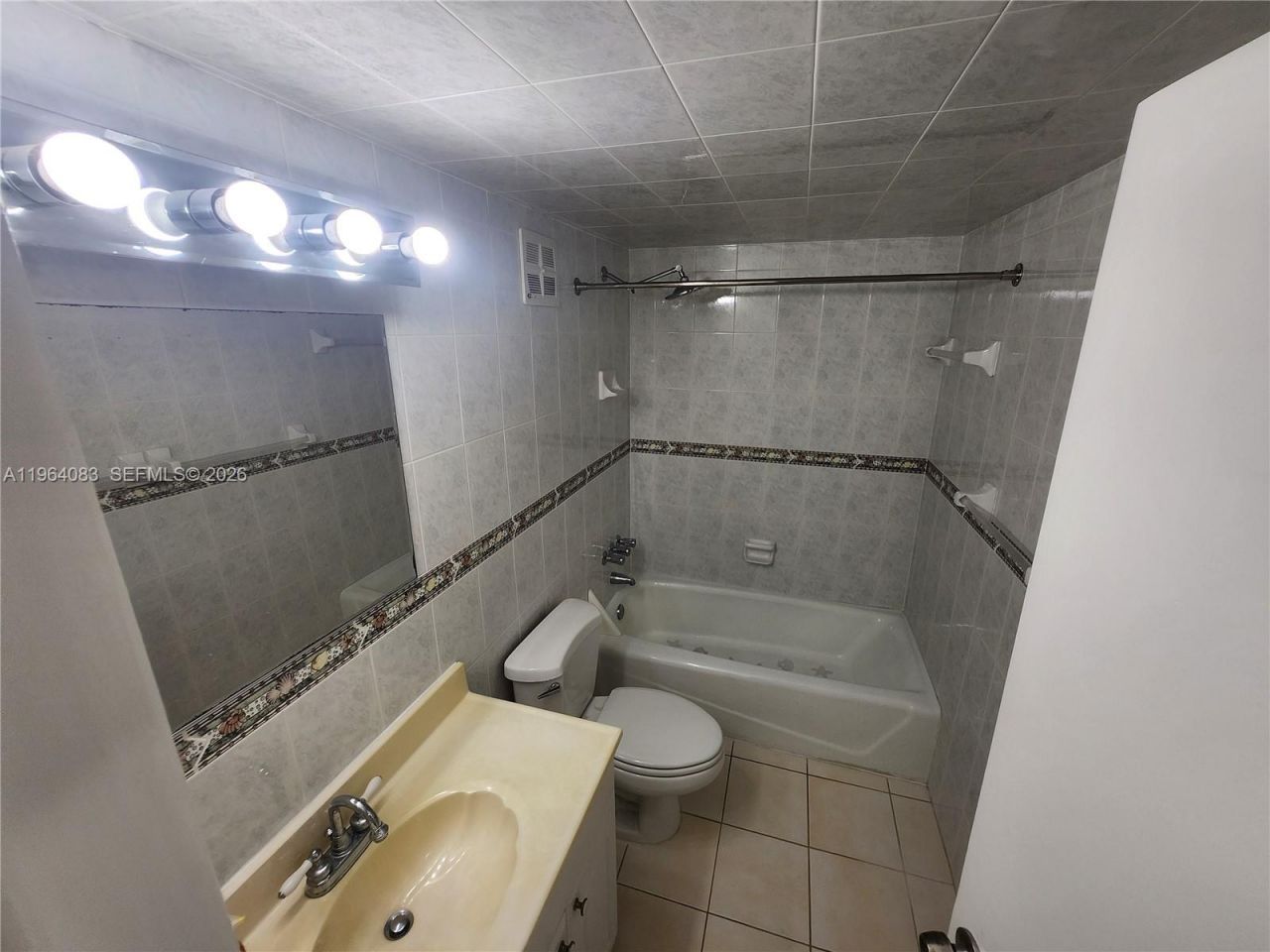 1913 S Ocean Dr, Unit 423, Hallandale Beach, FL 33009 Photo