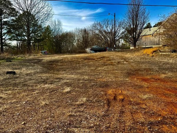 748 Old Mckenzie Hwy, Paris, TN 38242