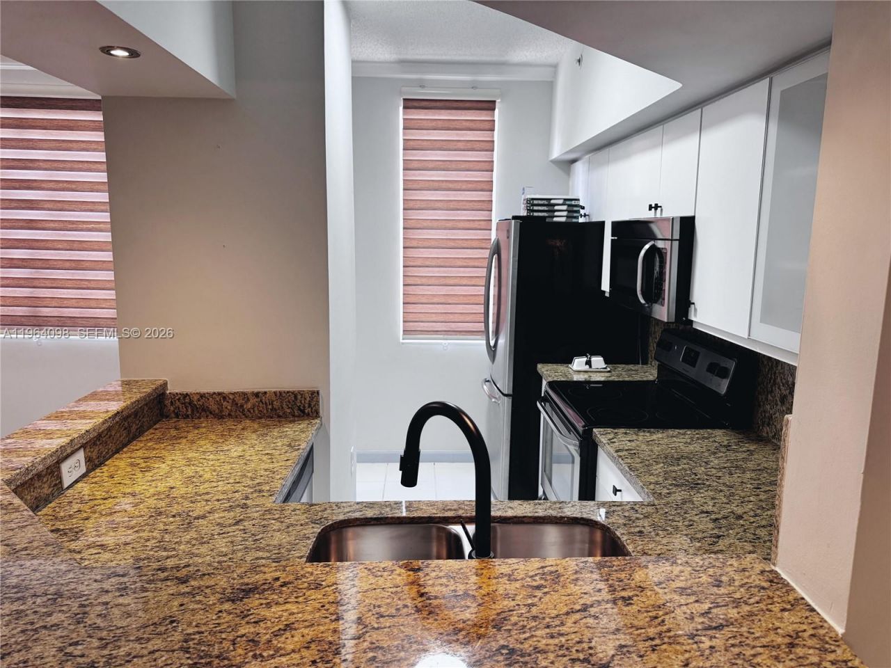 2881 NE 185th St , Unit 102, Aventura, FL 33180 Photo